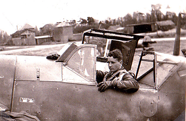 Poldi in the "readiness seat" (Sitzbereitschaft) in Le Havre