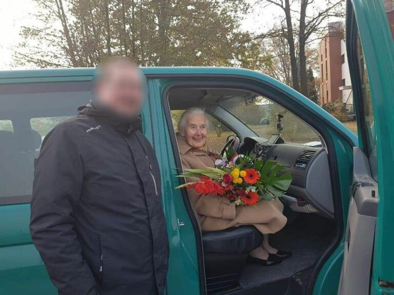 This photo from the "Freiheit für Ursula Haverbeck" website is captioned "Ursula shortly after her release!" but I don't think it is from 2020, but on an earlier occasion.&nbsp;