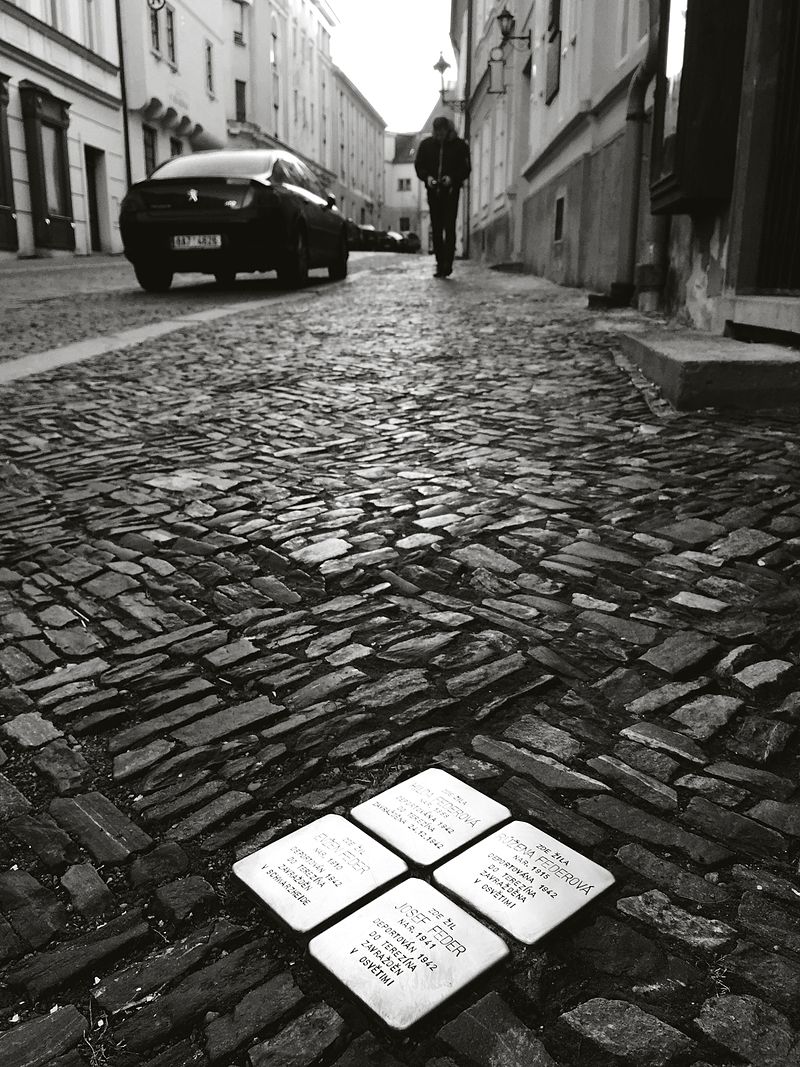 a family stolpersteine