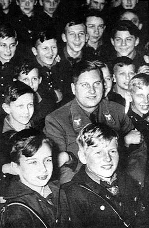 Reichsjugendfuehrer Baldur von Shirach in the midst of some of his happy Pimpf's