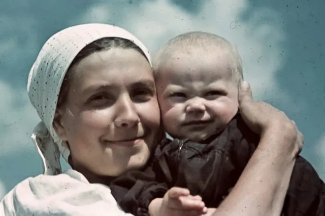 Ukrainian mother with child, 1942