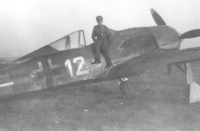 Ostfront   29.Sept_.44  Wr Neustadt  Bibi holt FW abi