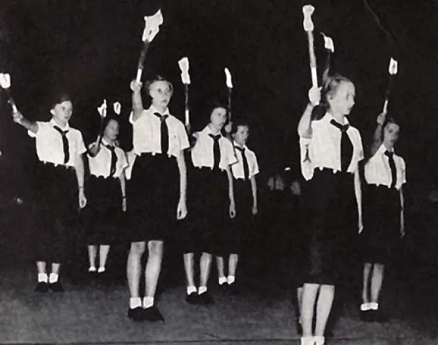 Jungmadelschaft torch ceremony 1938